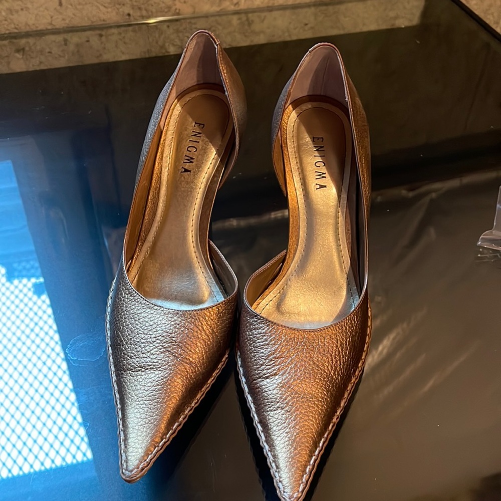 EUC Enigma beautiful bronze size 9 stilettos